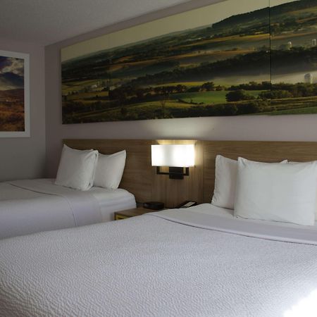 Days Inn By Wyndham Колби Екстериор снимка