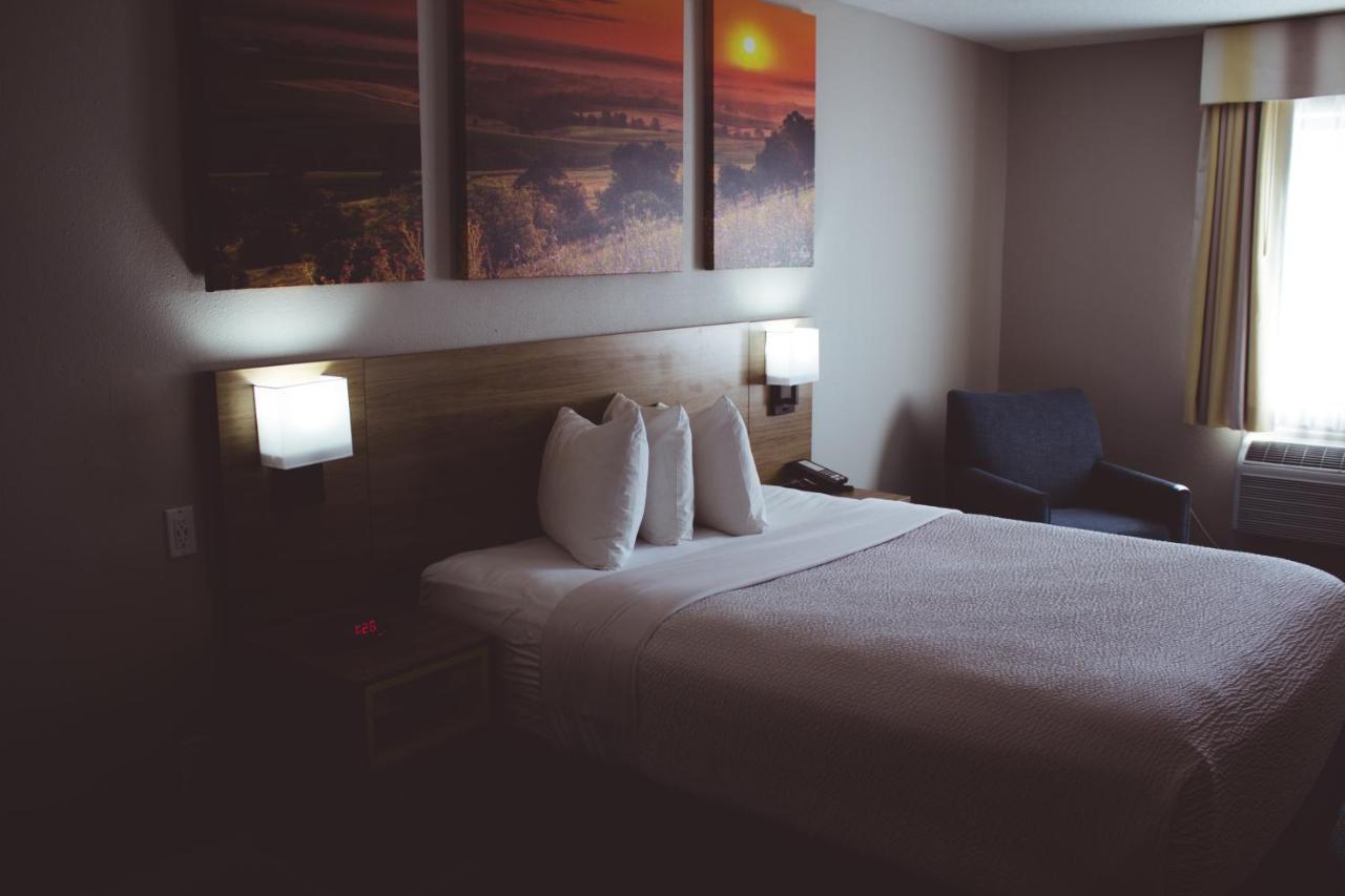 Days Inn By Wyndham Колби Екстериор снимка