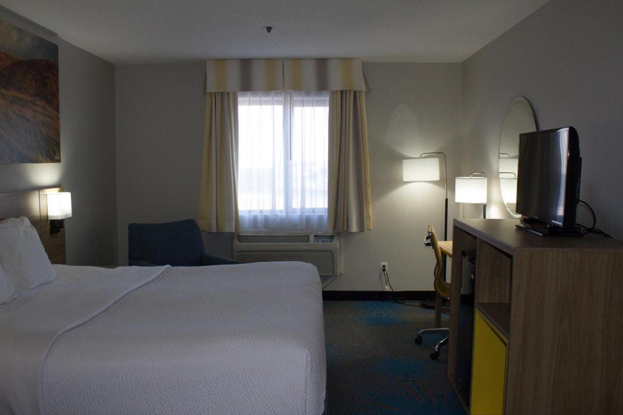 Days Inn By Wyndham Колби Екстериор снимка