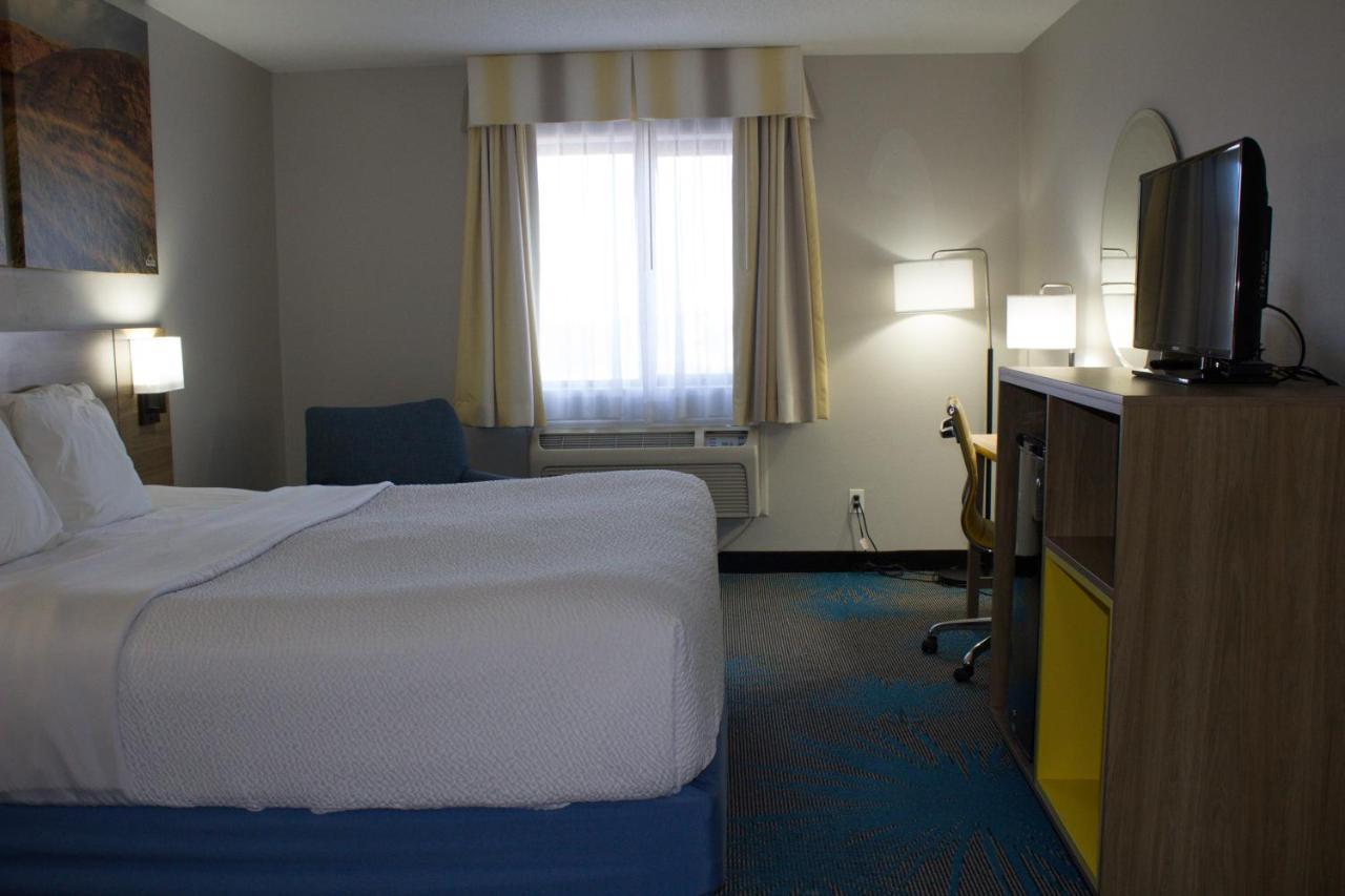 Days Inn By Wyndham Колби Екстериор снимка