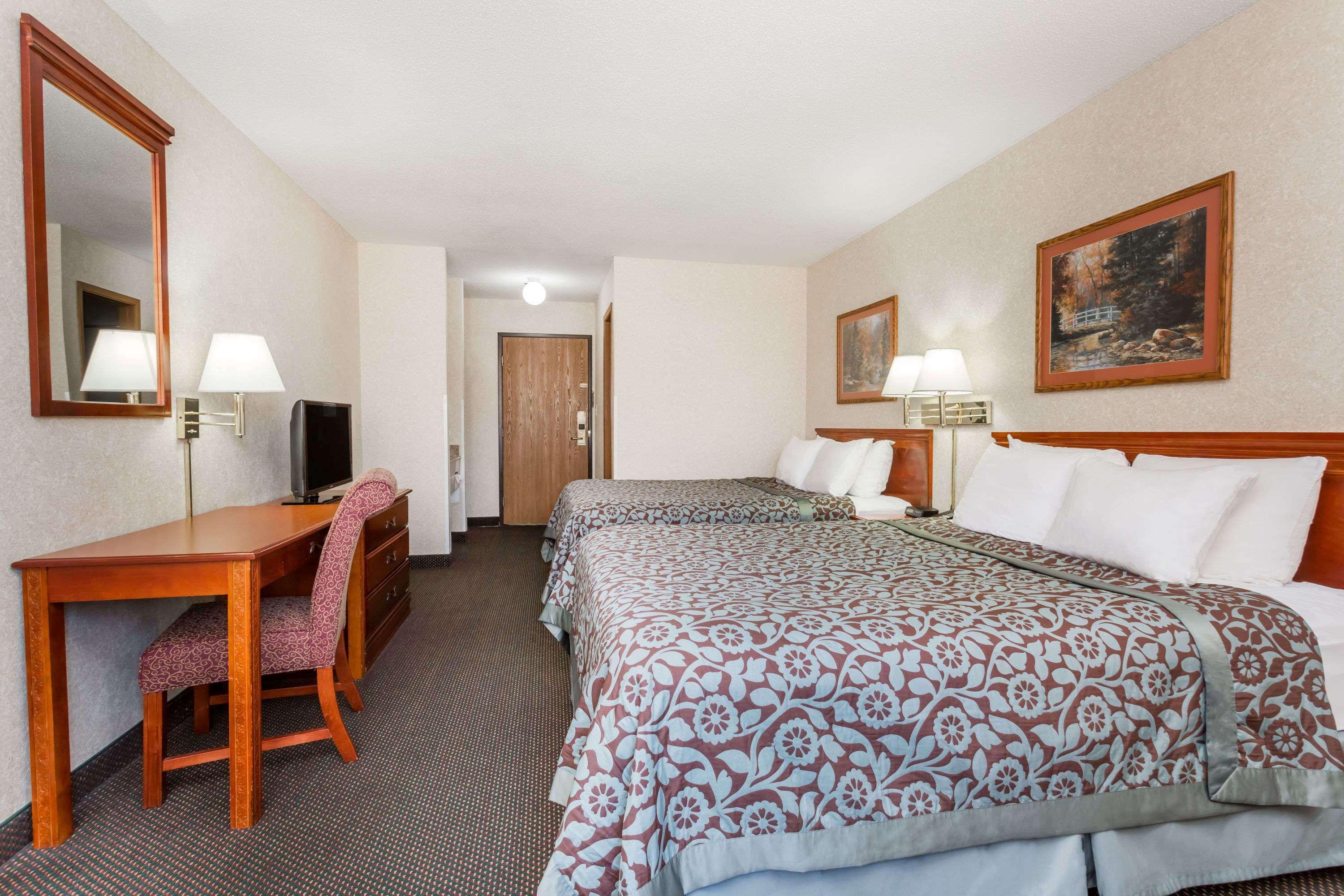 Days Inn By Wyndham Колби Екстериор снимка