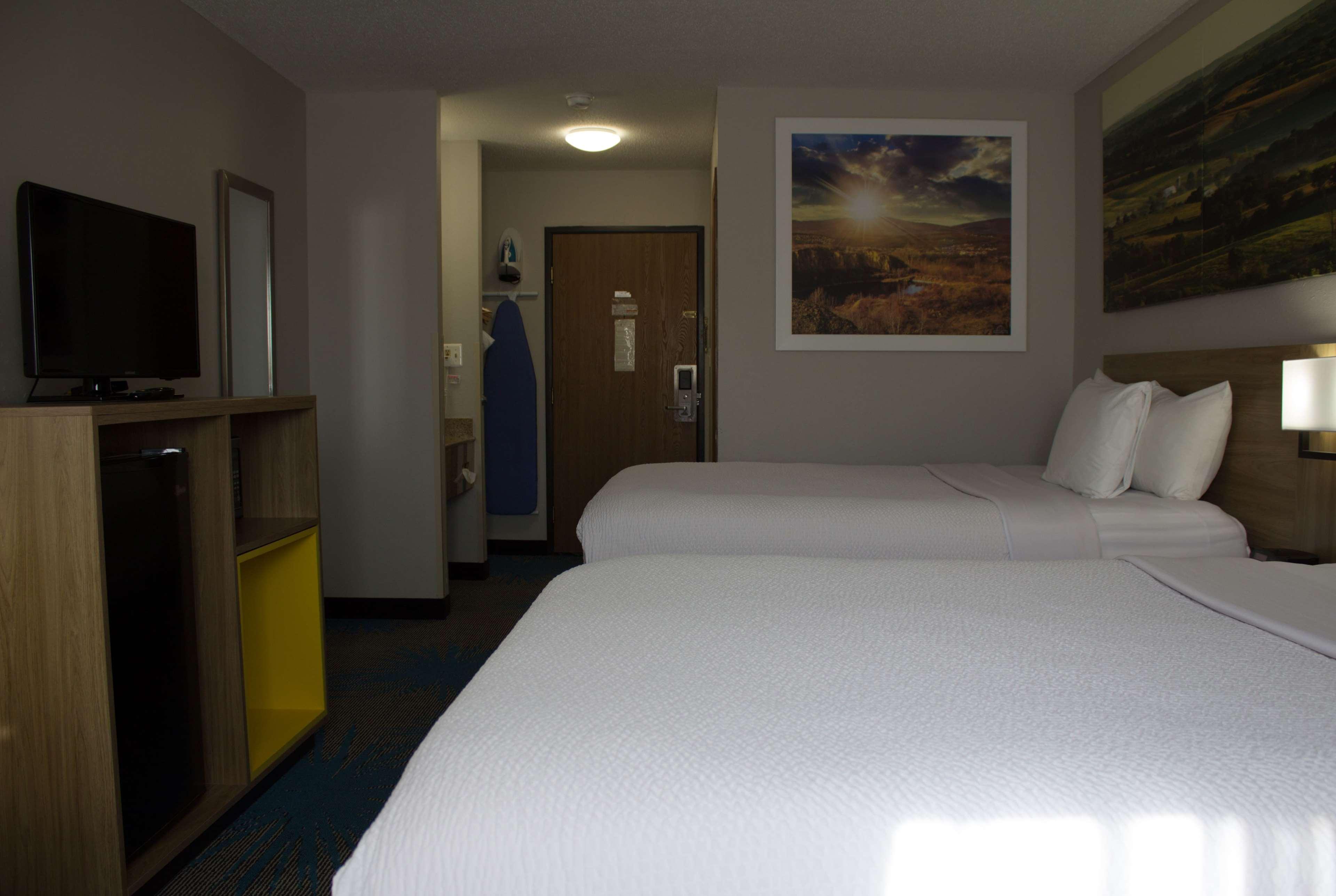 Days Inn By Wyndham Колби Екстериор снимка
