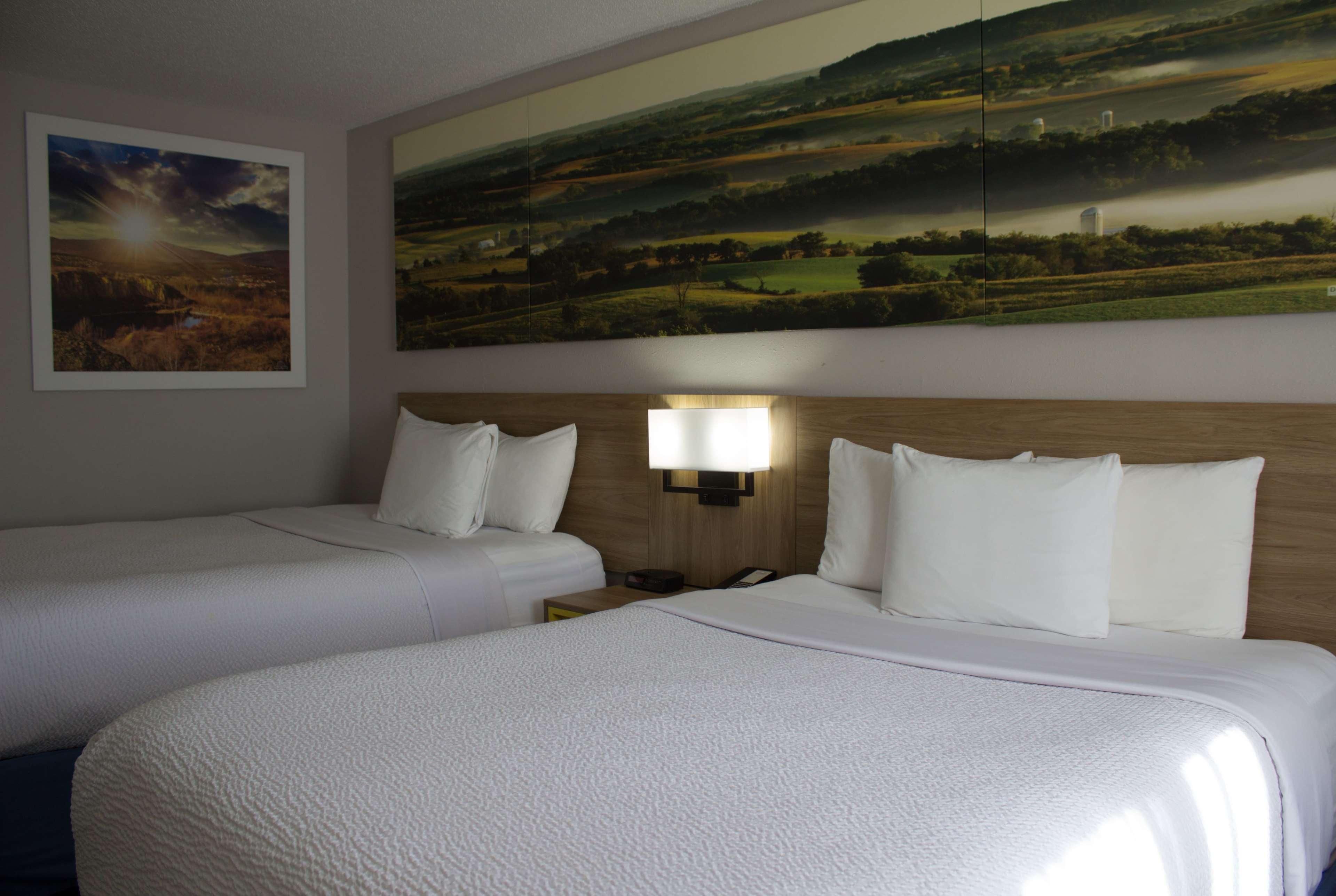 Days Inn By Wyndham Колби Екстериор снимка