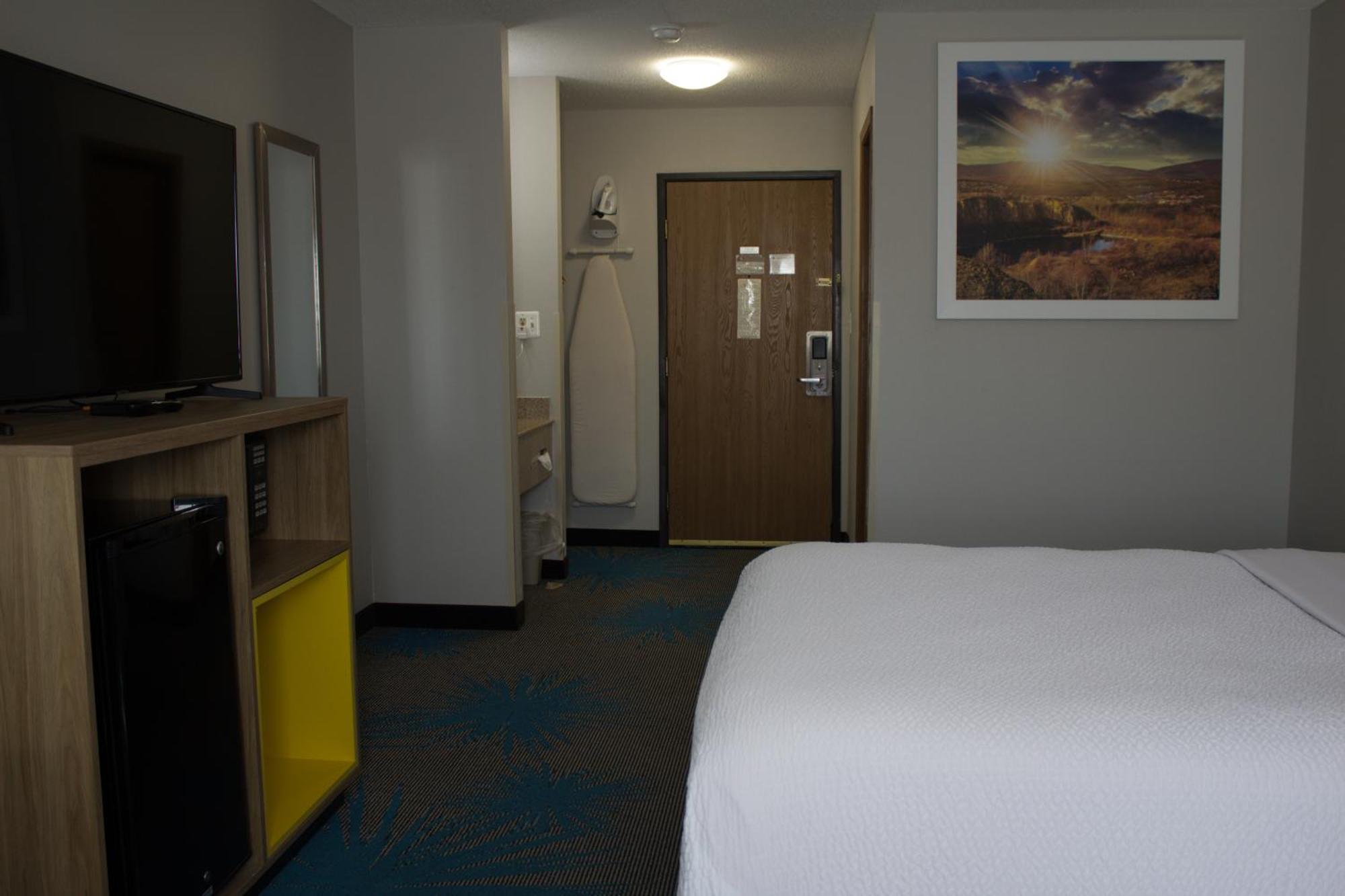 Days Inn By Wyndham Колби Екстериор снимка