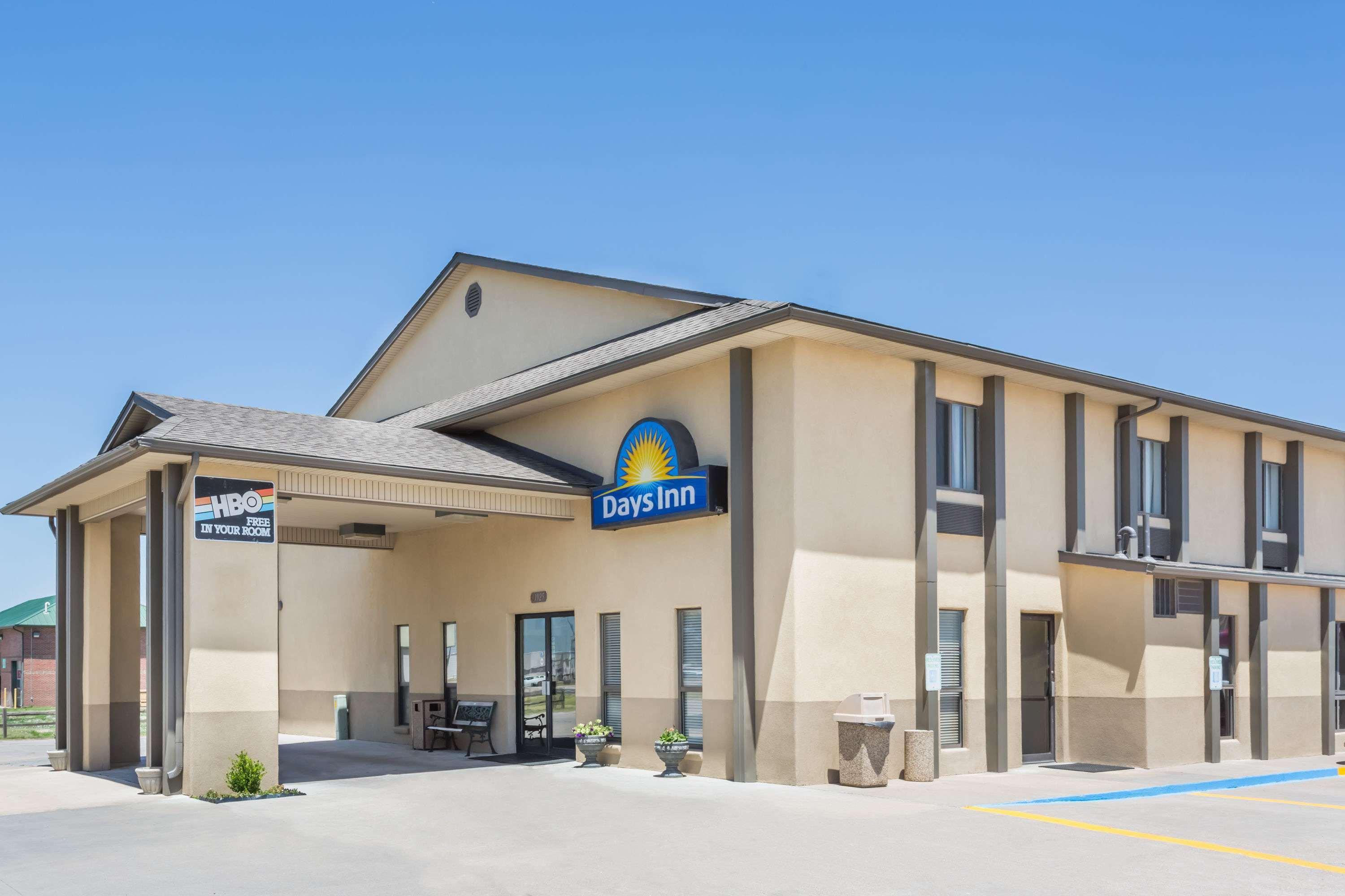 Days Inn By Wyndham Колби Екстериор снимка