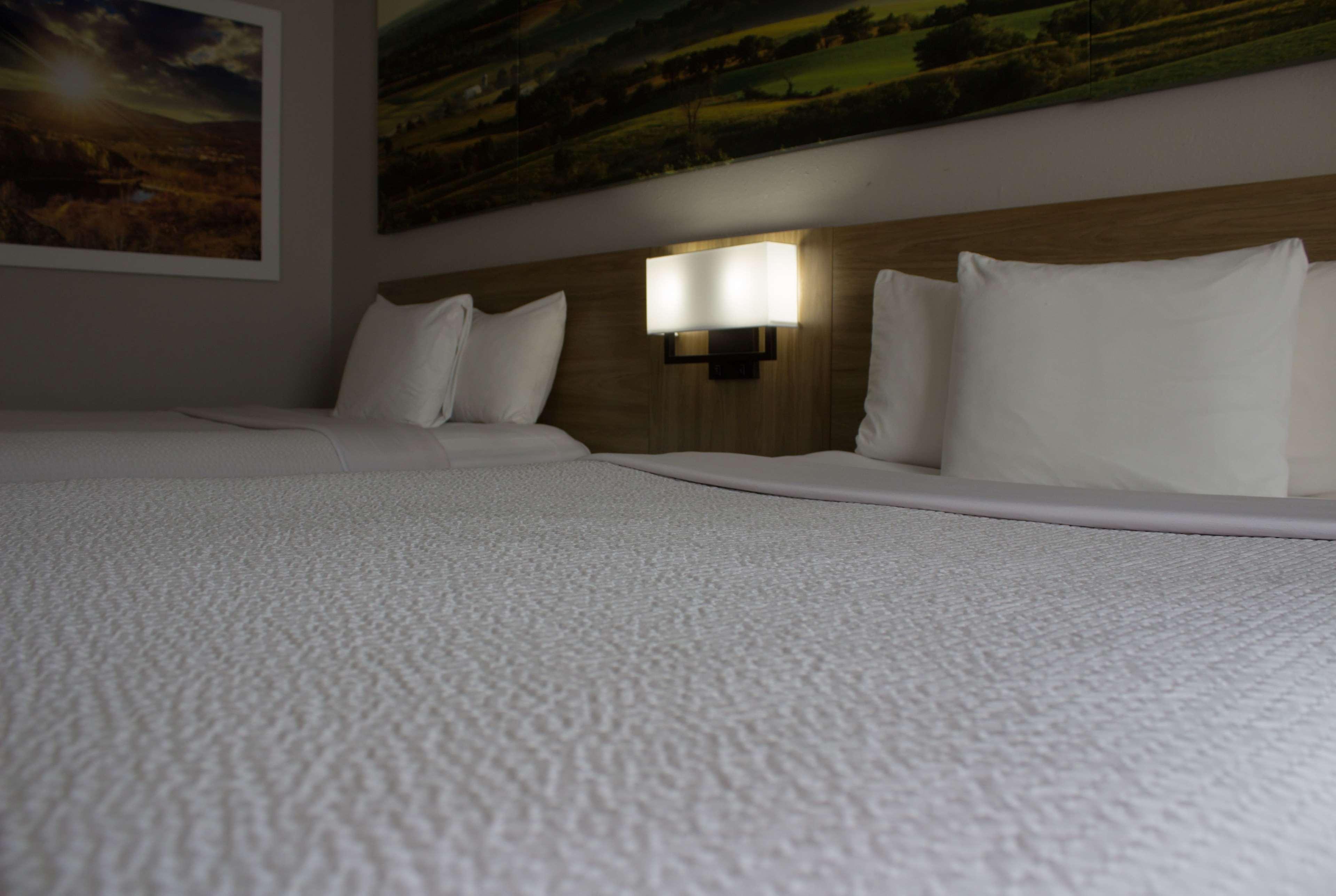 Days Inn By Wyndham Колби Екстериор снимка